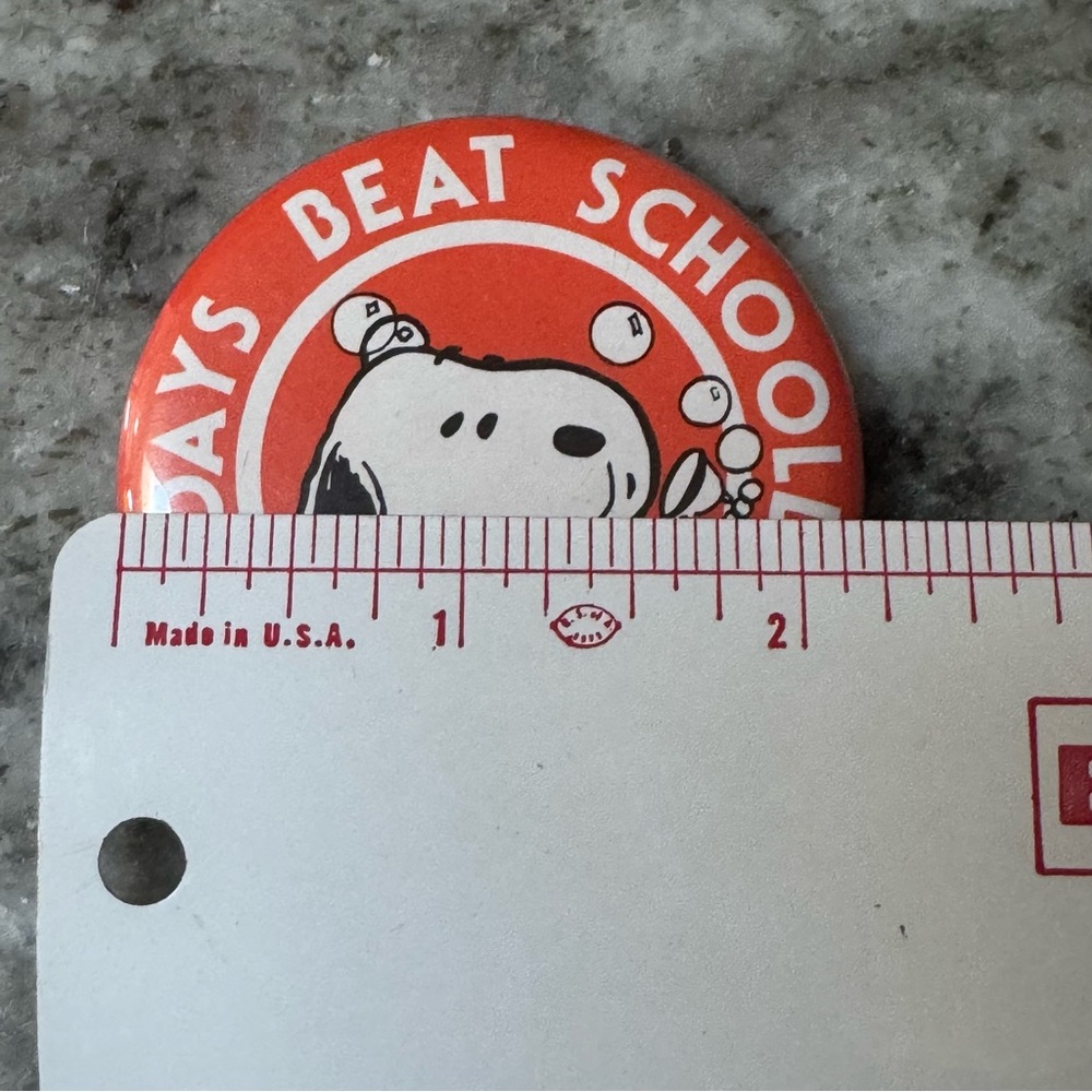 Vintage 1971 Snoopy Button Pin – “Sundays Beat Schooldays” – Peanuts Collectible - Picture 6 of 6